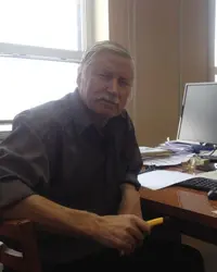 Мидаков Юрий Тихонович, главный конструктор ТехМАН, за рабочим столом в конструкторском бюро